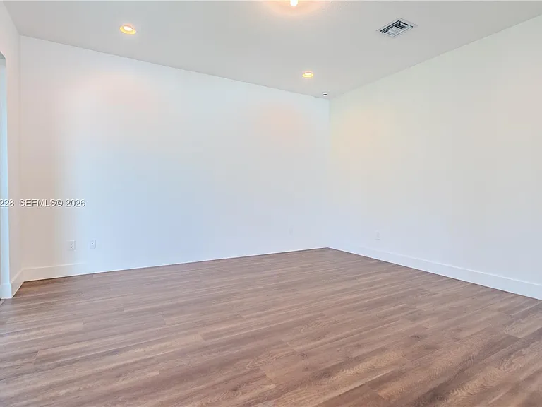 1427 SW 23rd St — Photo 28