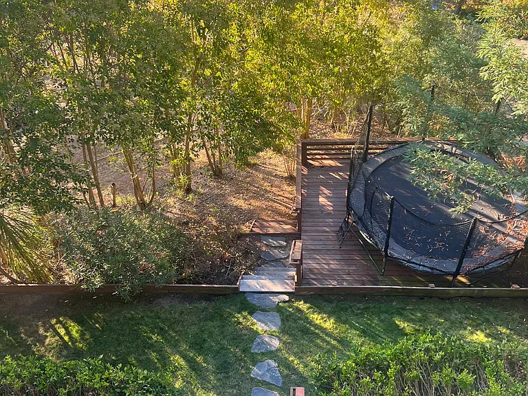3 decks, a trampoline and grass backyard. Fully fenced.