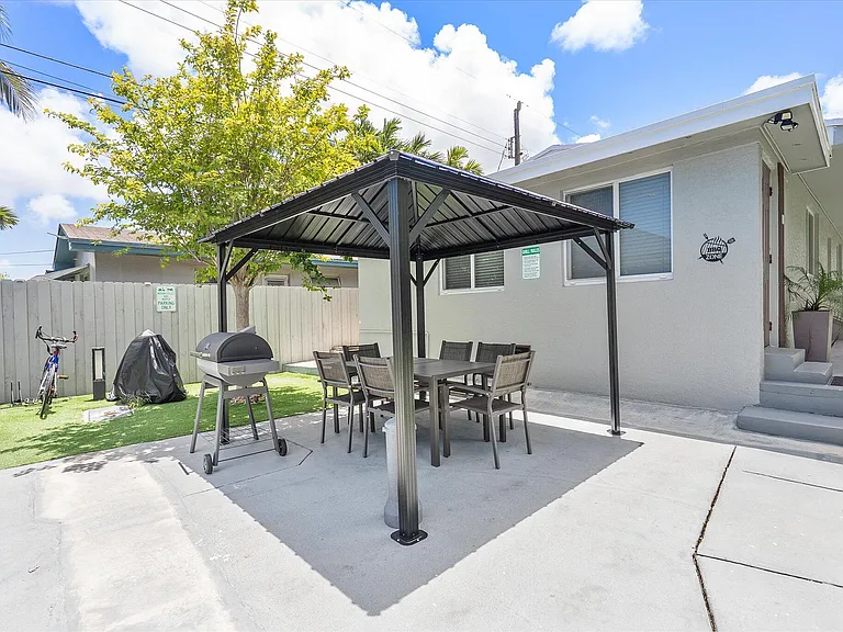 720 NE 7th St #9 — Photo 30