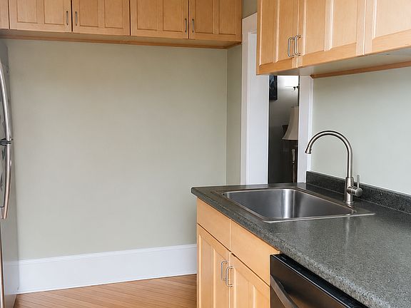 4th image of 200 W Irvington Pl Unit B