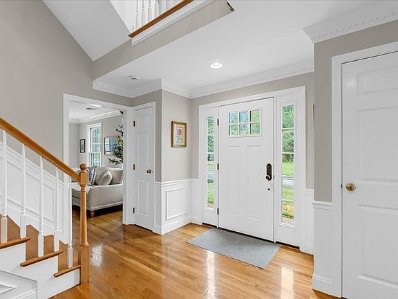 2nd image of 14 Windward Ln