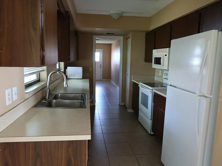 601 SE Polynesian Ave — Photo 7
