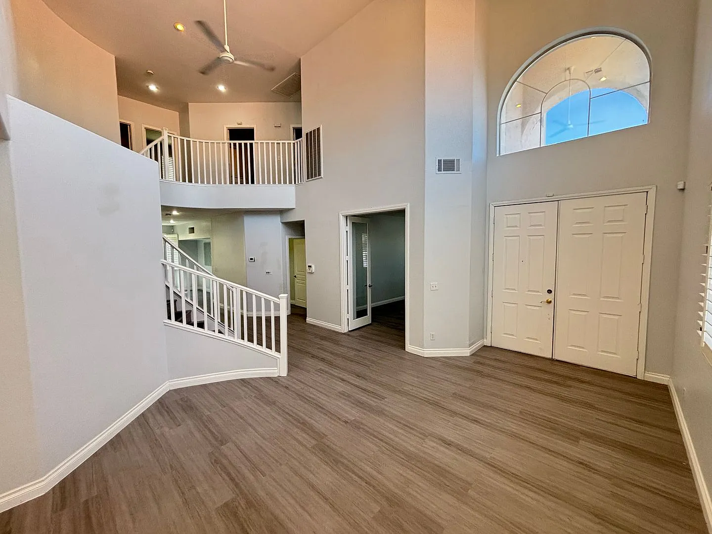Elegant 4Bed/5Bath/3Car gated residence located near Silverado Ranch — Photo 4