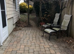 28 Peachtree Ln, Hicksville, NY