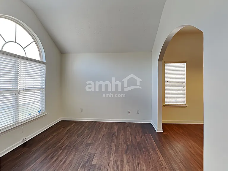 2521 Fairstone Ave — Photo 8