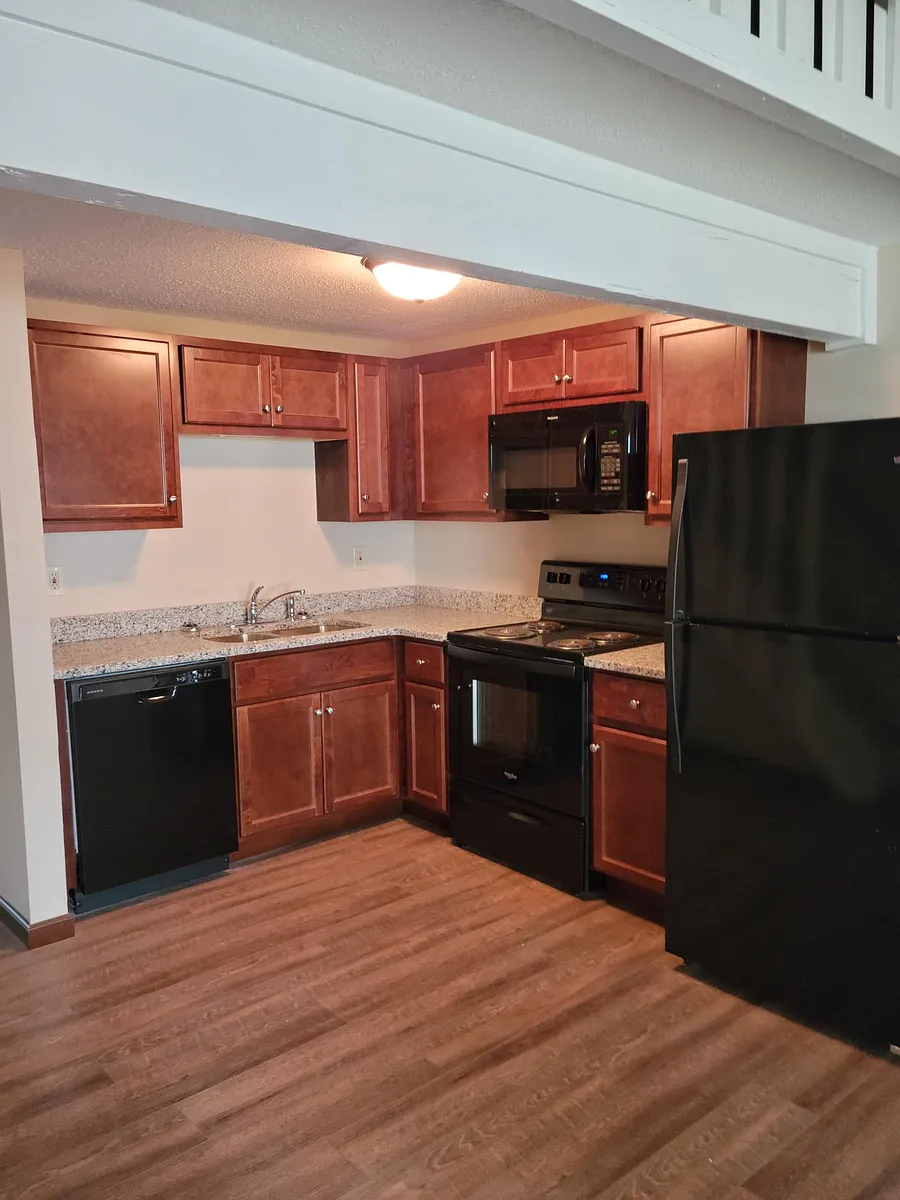 Building Photo - 43 Village Ct #43