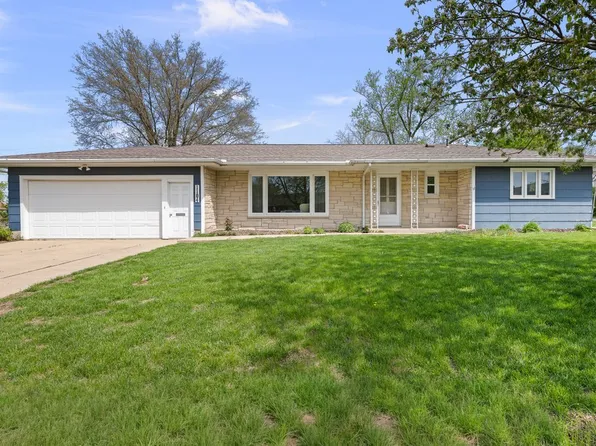 1104 3rd St, De Witt, IA 52742