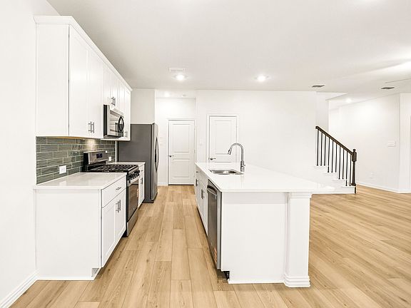 4th image of 2420 Nicole Dr