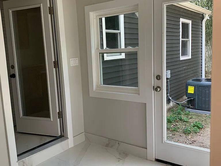 1404 Marshall St — Photo 9