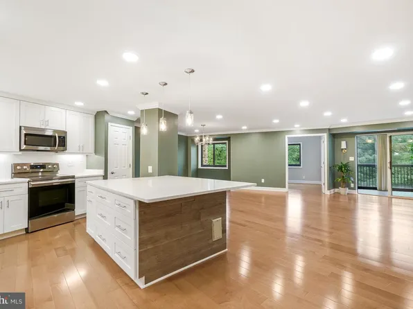 5903 Mount Eagle Dr APT 304, Alexandria, VA 22303
