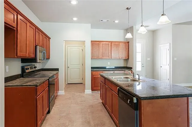 4 bed, 2.0 bath, 1953 sqft, $2,250 — Photo 4