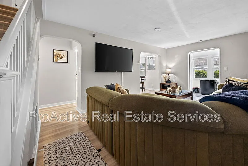 4 bed, 2.0 bath, 1600 sqft, $2,600 — Photo 4