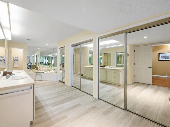 1027 109th St NW, Edmonton, AB T6J 5G2