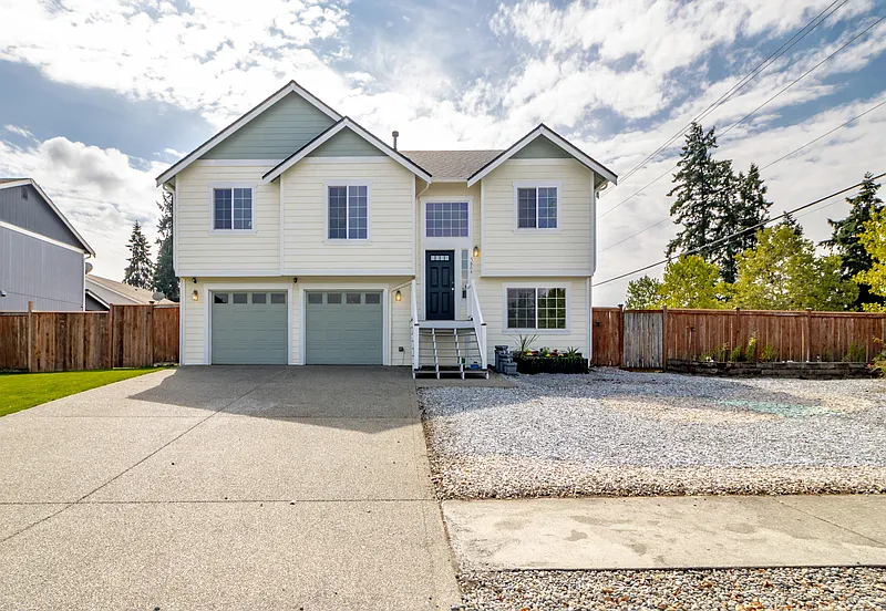4 bed, 2.5 bath, 2266 sqft, $3,200 — Photo 2