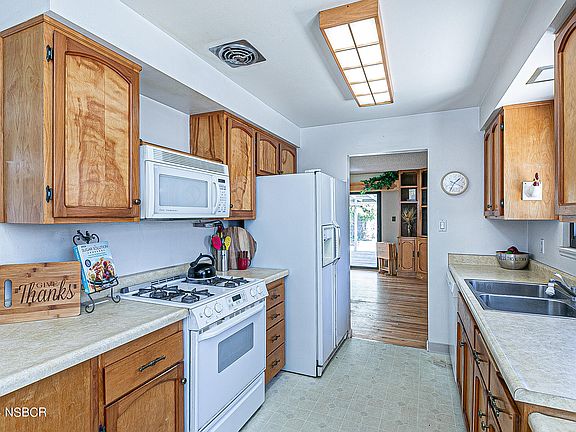 5th image of 1410 Wallis Ave