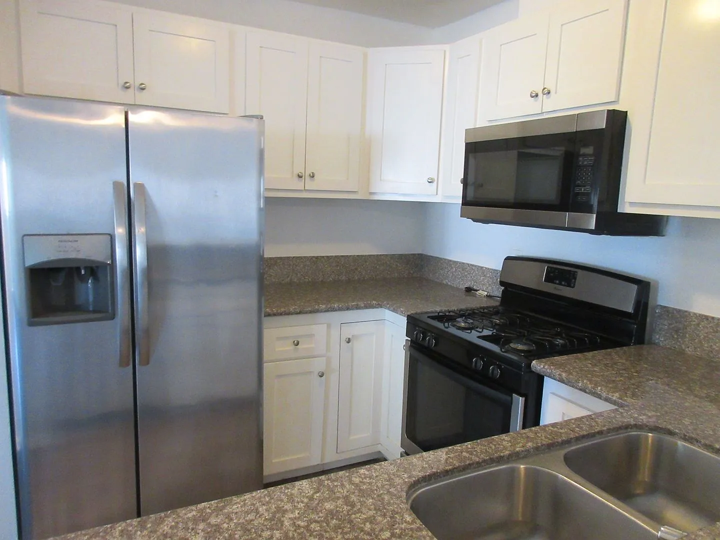 Duggan Property Management, Inc presents, Granada Hills Condo on Woodley. — Photo 4