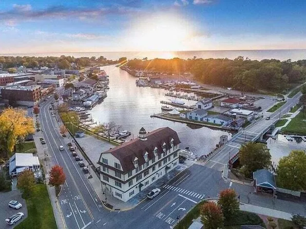 532 Dyckman Ave #R-14, South Haven, MI 49090