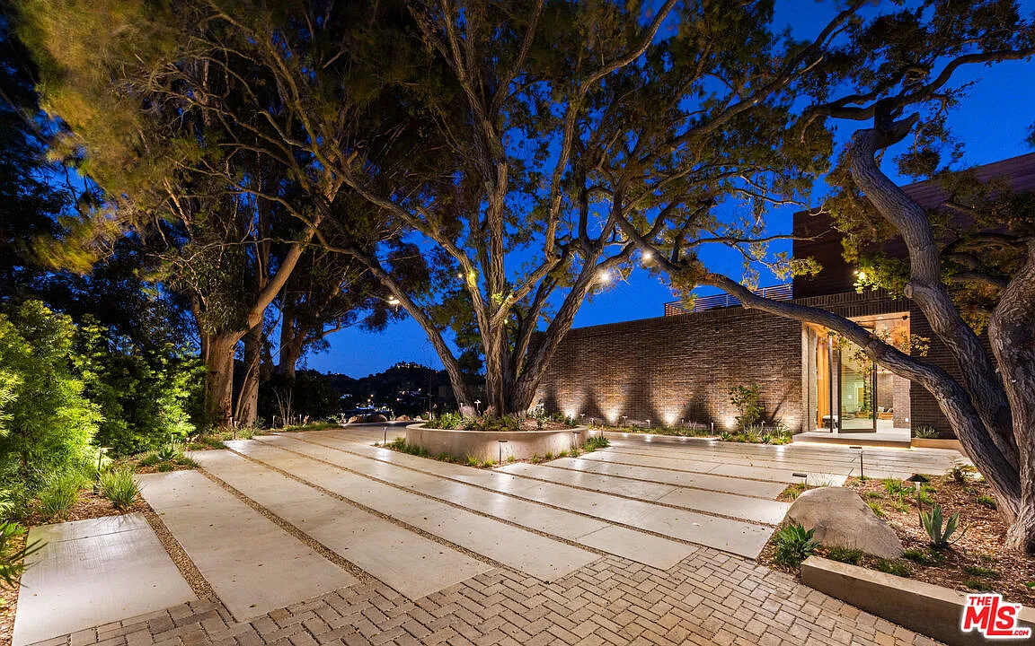 6 bed, 9.0 bath, 8829 sqft, $110,000 — Photo 3