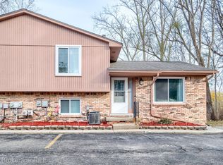 370 Oakwood Rd, Ortonville, MI