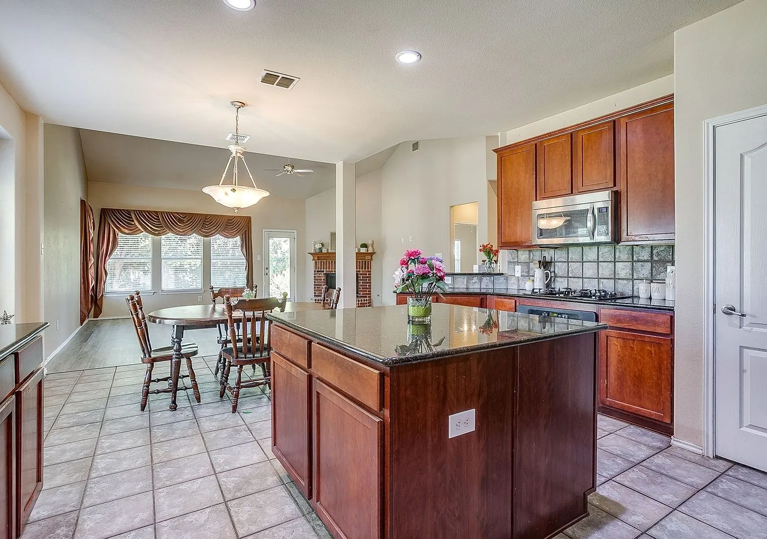 Mira Lagos 4 bd/3 living ,media room 3 bath 2 car garage. — Photo 4