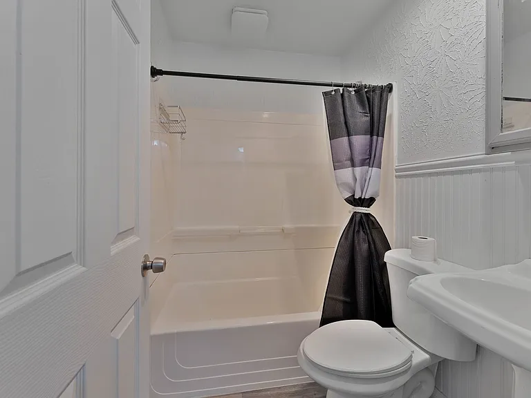 1539 Weston Ave — Photo 15
