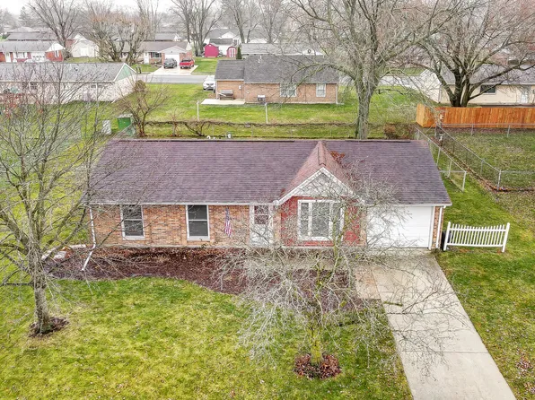 809 Canterbury Dr, Wapakoneta, OH 45895