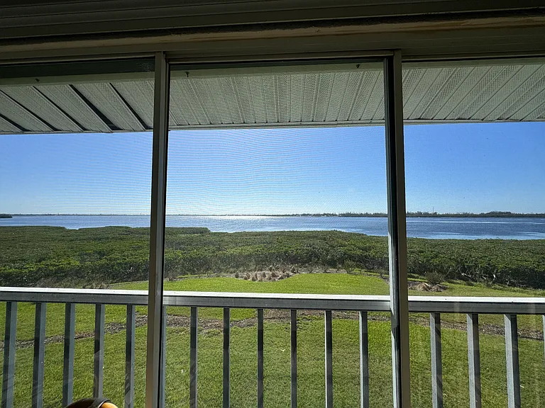1155 Edgewater Cir — Photo 3