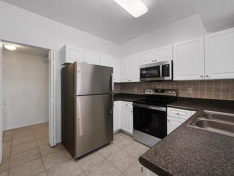 557 SE Prescott Pl — Photo 4