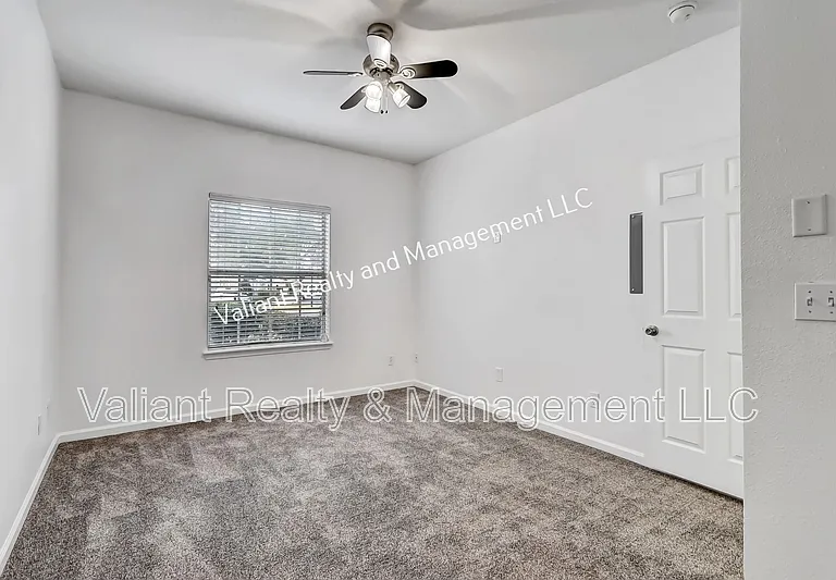 575 Oakleaf Plantation Pkwy #1-1303 — Photo 20