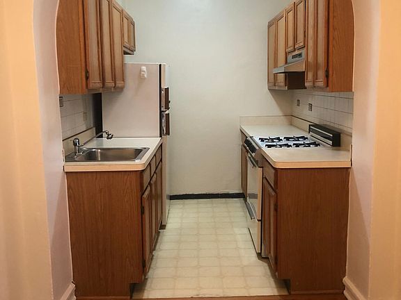 2nd image of 426 W Briar Pl APT 2C