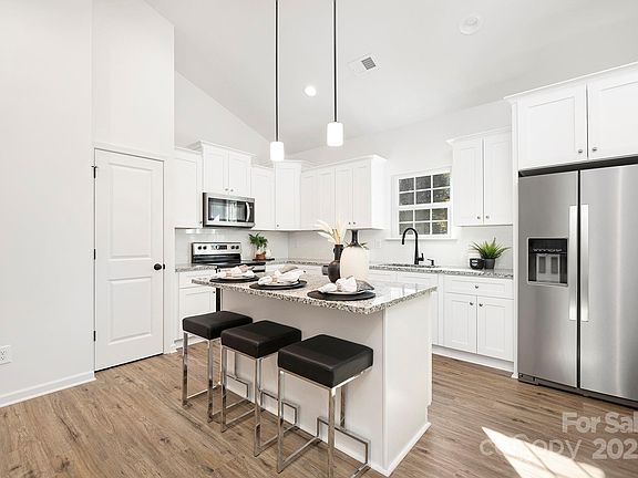 3rd image of 516 Queens Ct