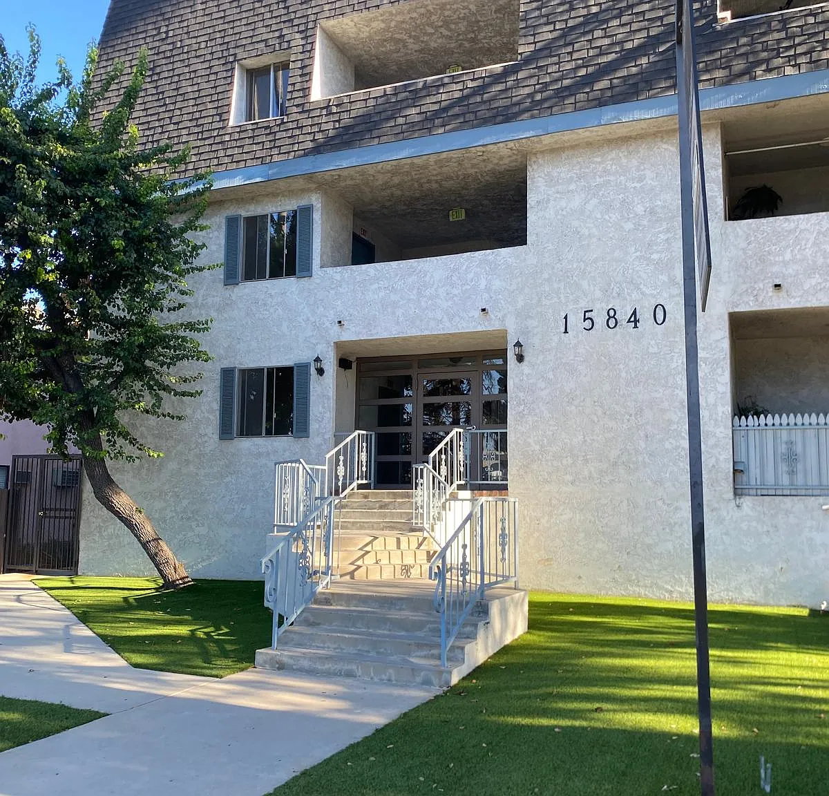 15840 Sherman Way. — Photo 1