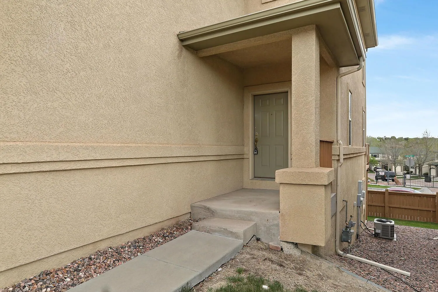 3 bed, 2.5 bath, 2401 sqft, $2,000 — Photo 3