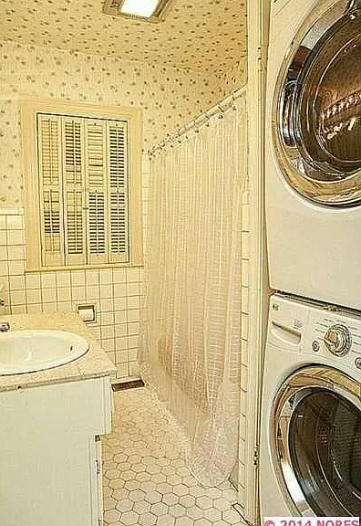 2nd bathroom with washer/dryer