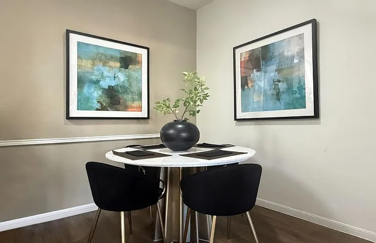 Woodlake Oaks Apartments — Photo 7