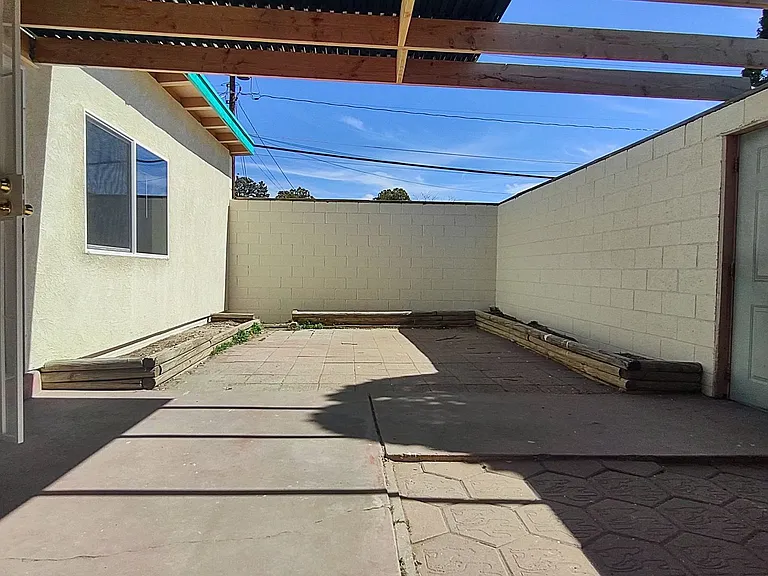 Tranquil Courtyard and Gorgeous Views — Photo 15