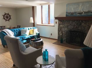 145 Park Ave APT 9, Pewaukee, WI 53072