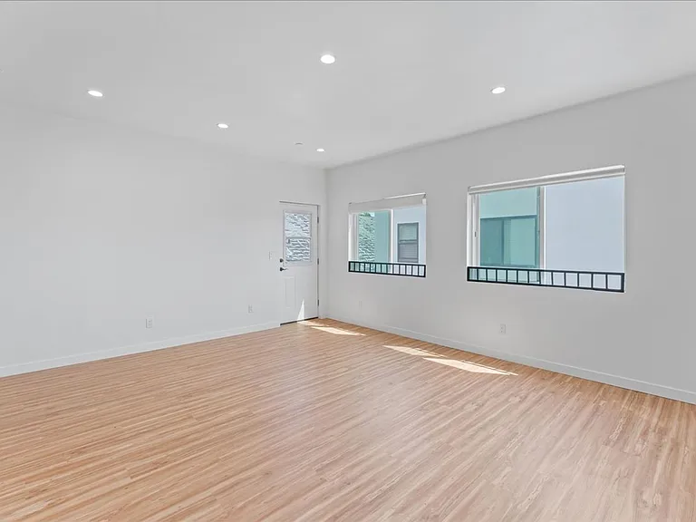 4019 W Mont Clair St — Photo 2