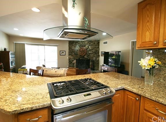 3rd image of 909 Englewild Dr