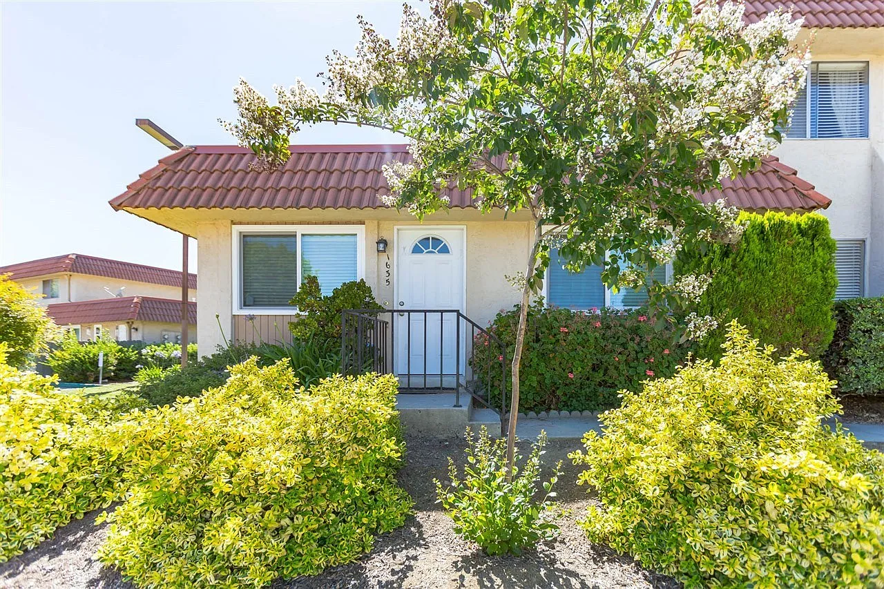 2 bed, 1.5 bath, 888 sqft, $2,795 — Photo 1