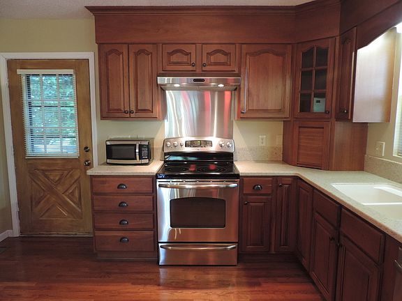 5th image of 404 Wintergreen Dr