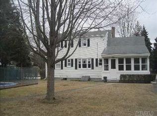 26 Brewster Ln N, Bellport, NY 11713