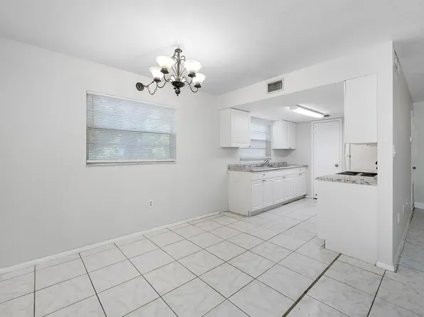 Spacious Clearwater Apartment with Laundry On Site