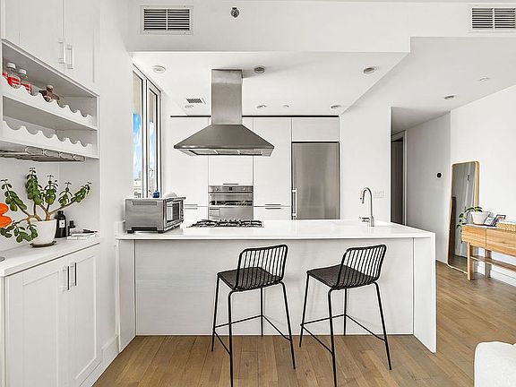 5th image of 5-19 Borden Ave #9J