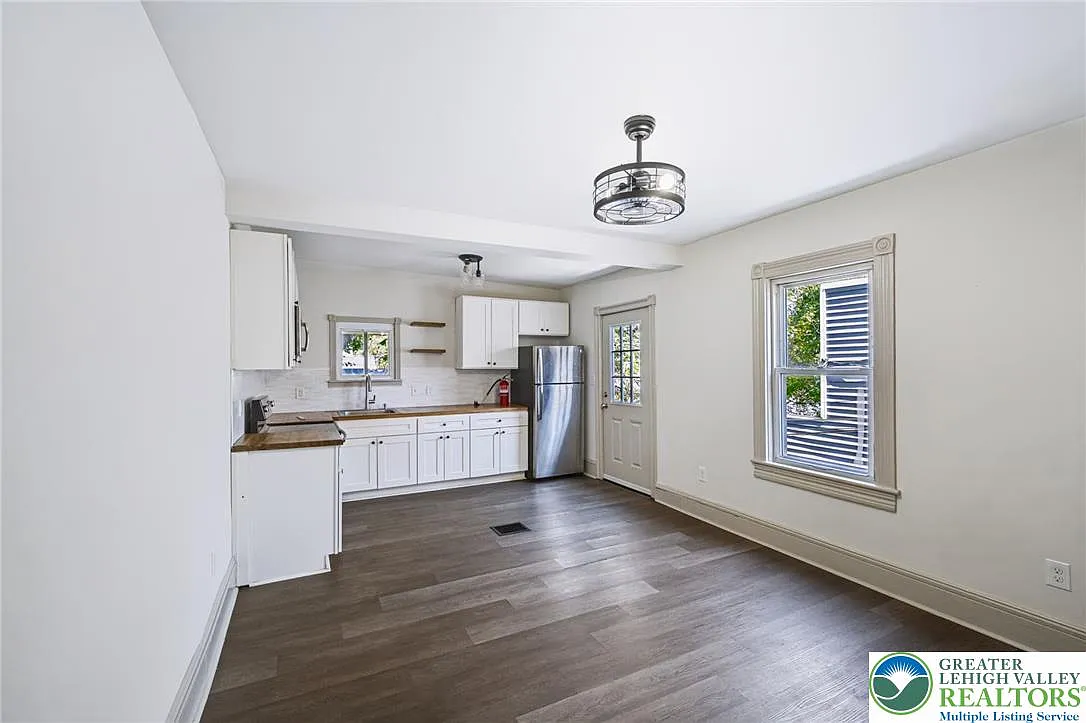 3 bed, 1.0 bath, 1026 sqft, $2,000 — Photo 3
