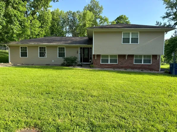16 Park Ln, Fairfield, IL 62837