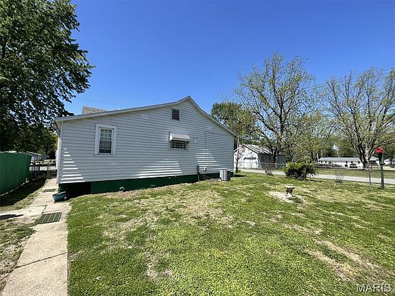 4th image of 918 Main St