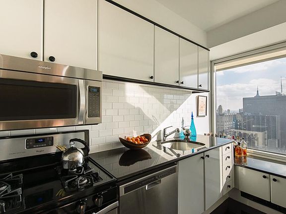 3rd image of 150-156 W 56th St APT 6104