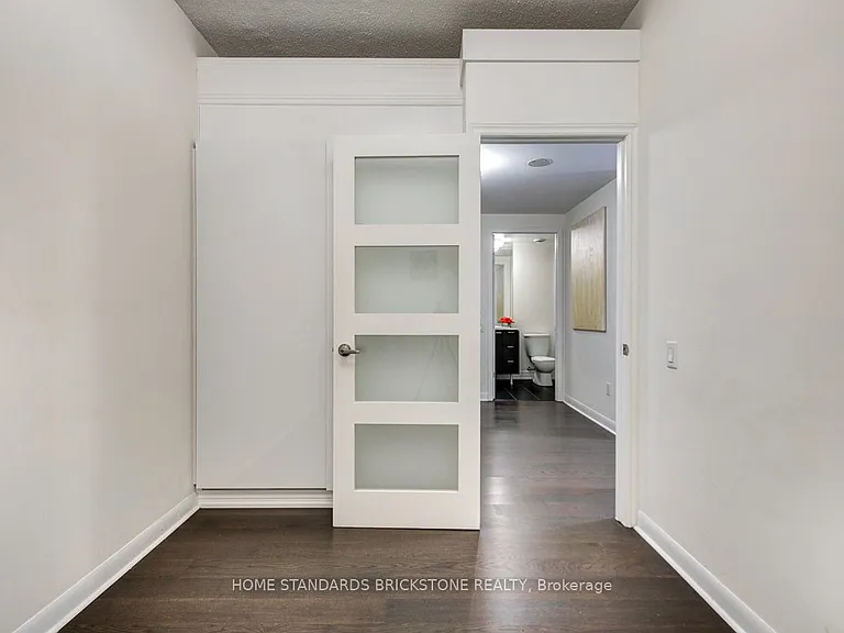 375 King St W #506 — Photo 5
