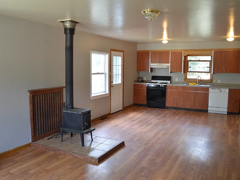 483 N Pine St — Photo 4